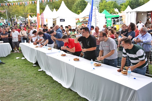 3. Bursa Uluslararası Gastronomi Festivali’nde cantık yeme yarışması düzenlendi