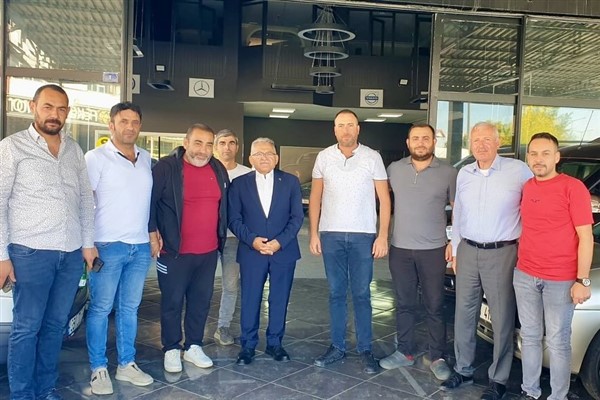 Başkan Büyükkılıç, Oto Galericiler Sitesi’ndeki esnaf ile vatandaşlarla buluştu