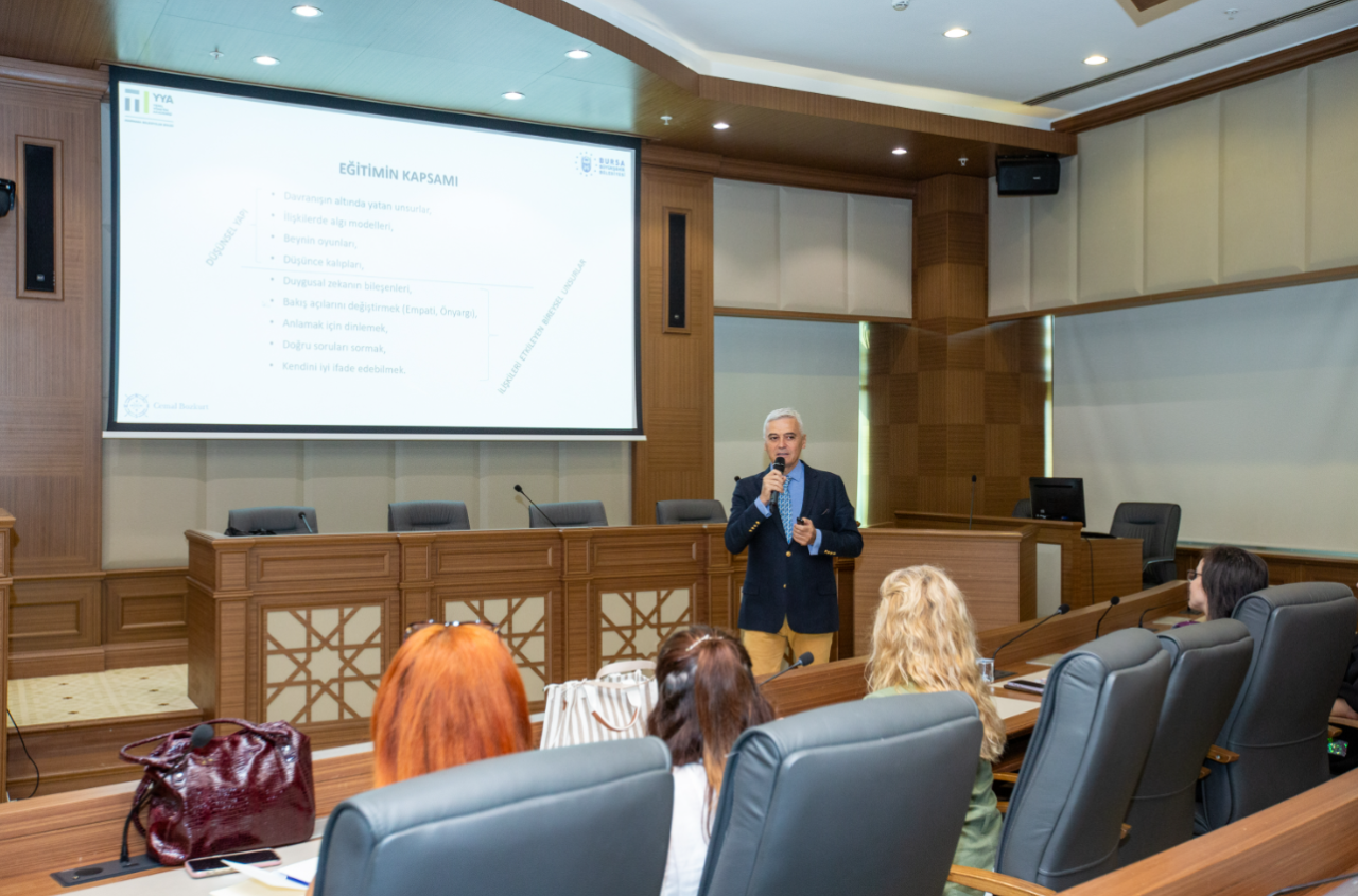 Belediye personeline “Etkili iletişim, problem çözme ve liderlik eğitimi”