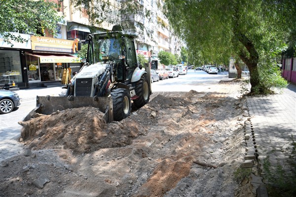 Bornova Belediyesi, Zafer Caddesi’ndeki yol çalışmalarını sürdürüyor