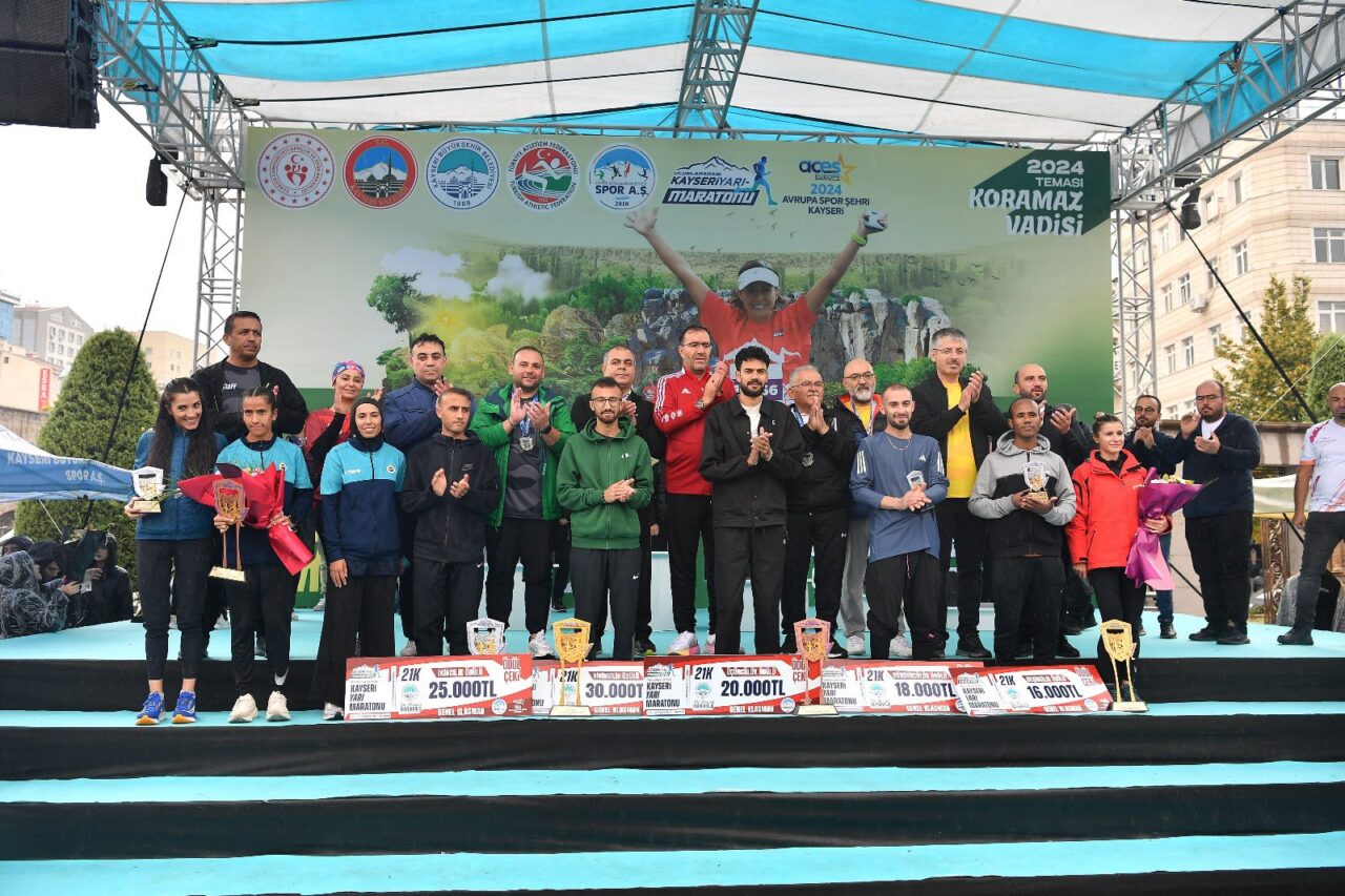 Büyükkılıç, Uluslararası Kayseri Yarı Maratonu’nda dereceye girenlere ödüllerini verdi