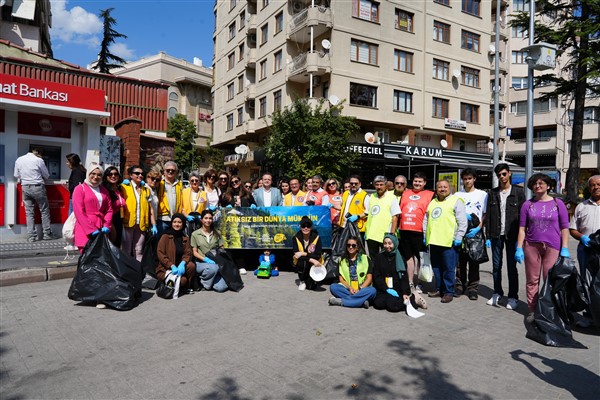 Eskişehir Porsuk Bulvarı üzerinde temizlik etkinliği yapıldı