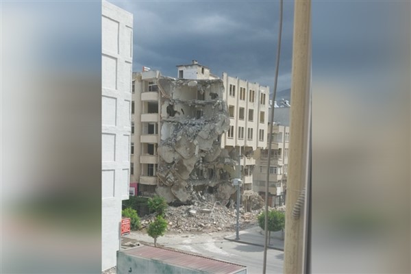 Hatay’da kontrollü yıkım sırasında faciadan dönüldü