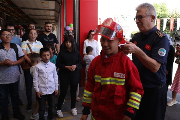 İtfaiyecilik hayali olan çocuğa, Kayseri Büyükşehir Belediye İtfaiyesinden sürpriz