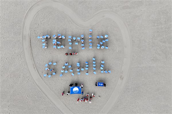 Mavi Bayraklı plajda öğrencilerden çevre etkinliği