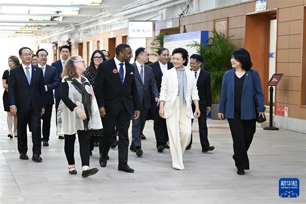 Peng Liyuan Çinli ve ABD’li gençler ile buluştu