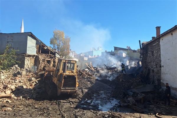 Başkan Altay, Doğanbey’de çıkan yangın sonrası bölgeyi ziyaret etti