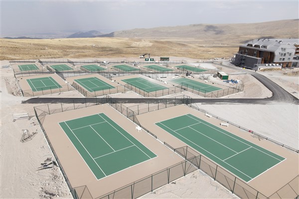 Başkan Büyükkılıç, Erciyes’te yapımı devam eden tenis kortları çalışmaları inceledi