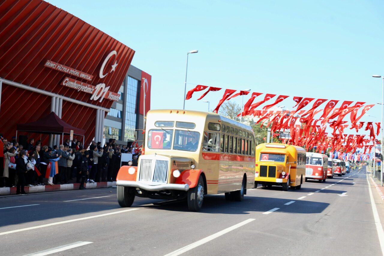 İETT otobüslerinden nostaljik geçit