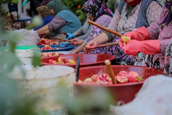 Aliağa’nın Çıtak Mahallesi’nde nar  ekşisi yapımına başlandı