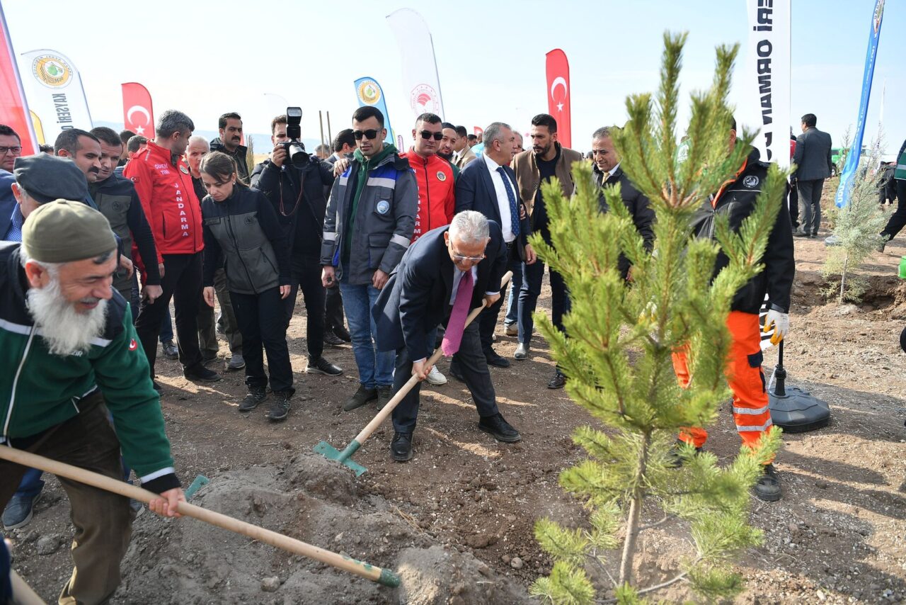 Başkan Büyükkılıç, Milli Ağaçlandırma Günü’nde çocuklarla fidan dikti