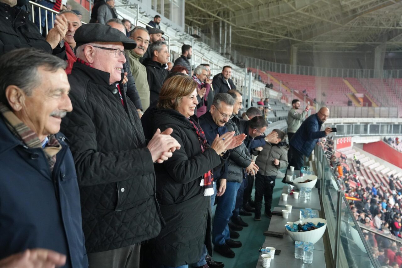 Başkan Ünlüce, Eskişehirspor’a destek için Atatürk Stadyumu’ndaydı