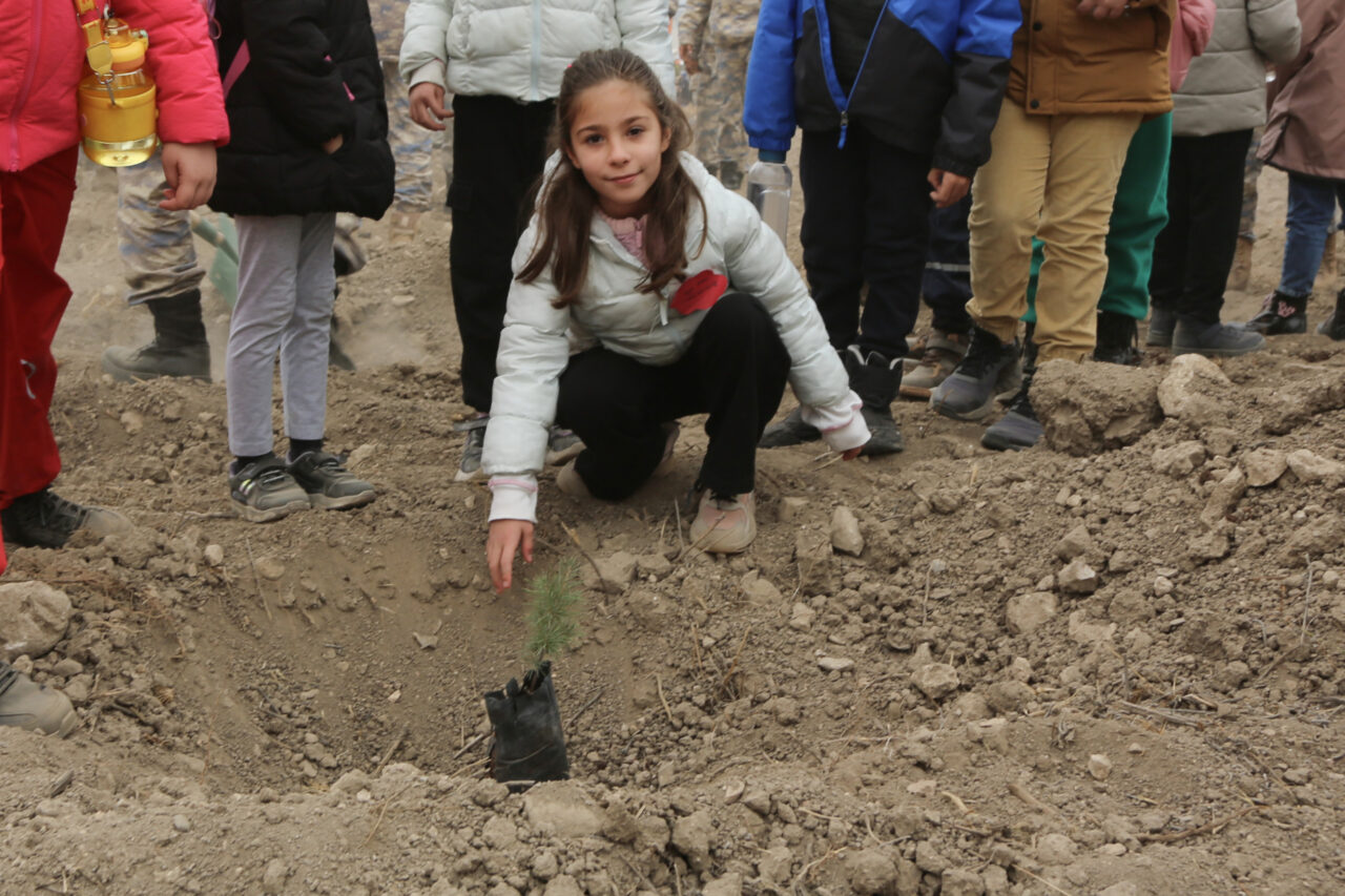 Çocuklar fidanları toprakla buluşturdu