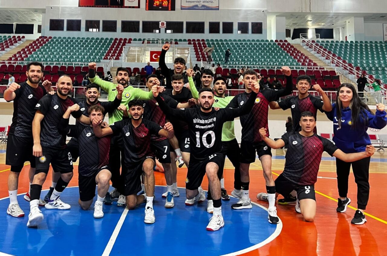 Diyarbakır Büyükşehir Belediyespor, hentbol, voleybol ve futbolda başarılarını sürdürüyor