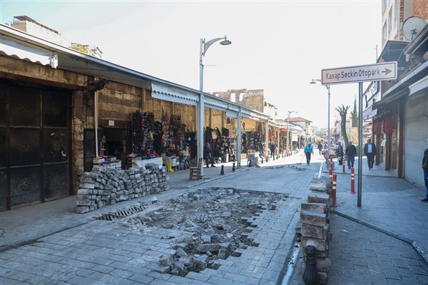 Gaziantep Büyükşehir’in yol bakım ve trafik düzenleme çalışmalarına devam ediyor