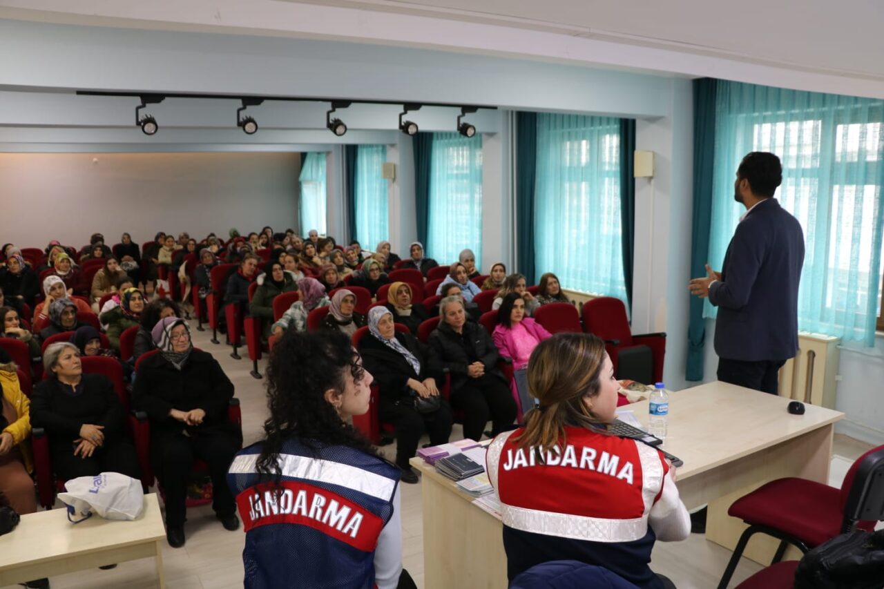 Rize İl Jandarma Komutanlığınca, zararlı alışkanlıklara karşı seminerler düzenlendi